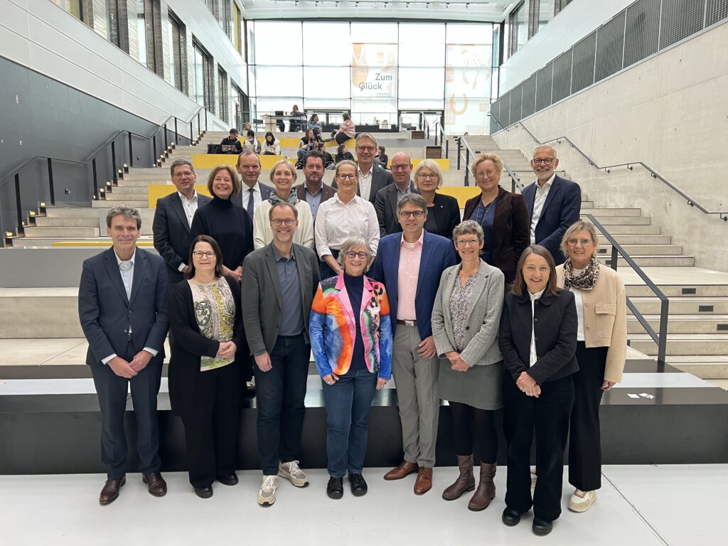 Das Foto zeigt die Rektorinnen und Rektoren sowie Präsidentinnen und Präsidenten der Hochschulen für Angewandte Wissenschaften (HAW) in NRW sowie zwei Vertretungen.