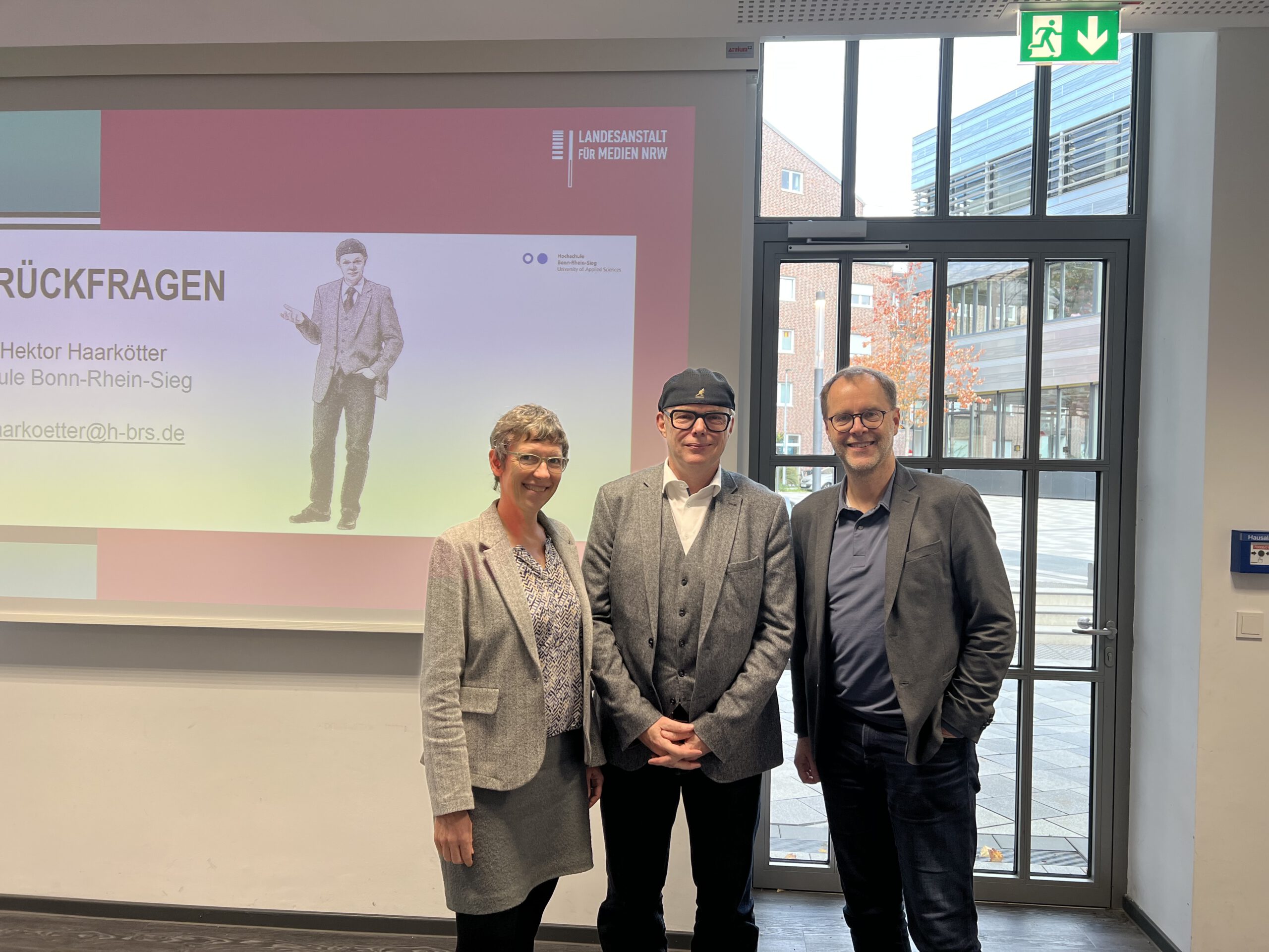 Im Bild sind drei Personen zu sehen, die sich in einem Raum der Hochschule Düsseldorf nebeneinandergestellt haben. Es sind Prof. Dr. Susanne Staude, Prof. Dr. Hektor Haarkötter und Prof. Dr. Bernd Kriegesmann. Foto: Hochschulen NRW/Krüger