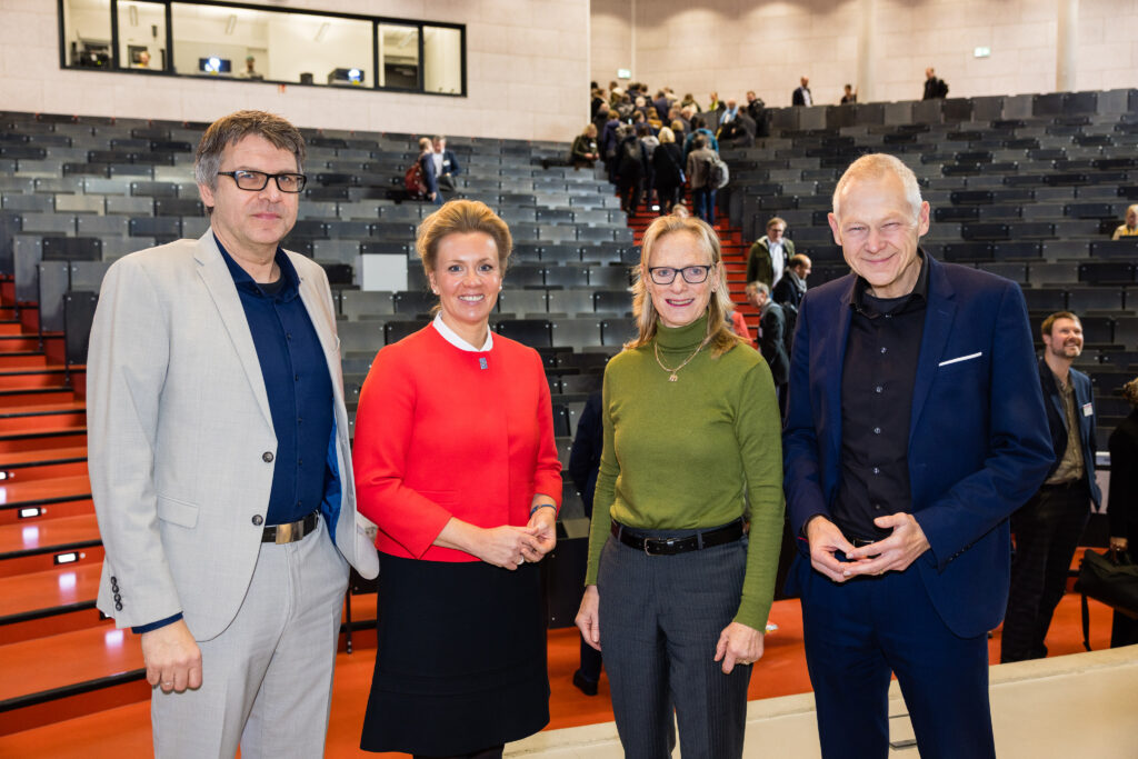 Auf der Zukunftskonferenz trafen sich (im Bild v.l.n.r.) Prof. Dr. Oliver Locker-Grütjen, NRW-Wissenschaftsministerin Ina Brandes, Prof. Dr. Birgitta Wolff und Prof. Dr.-Ing. Manfred Fischedick. Foto: Malte Reiter Fotografie