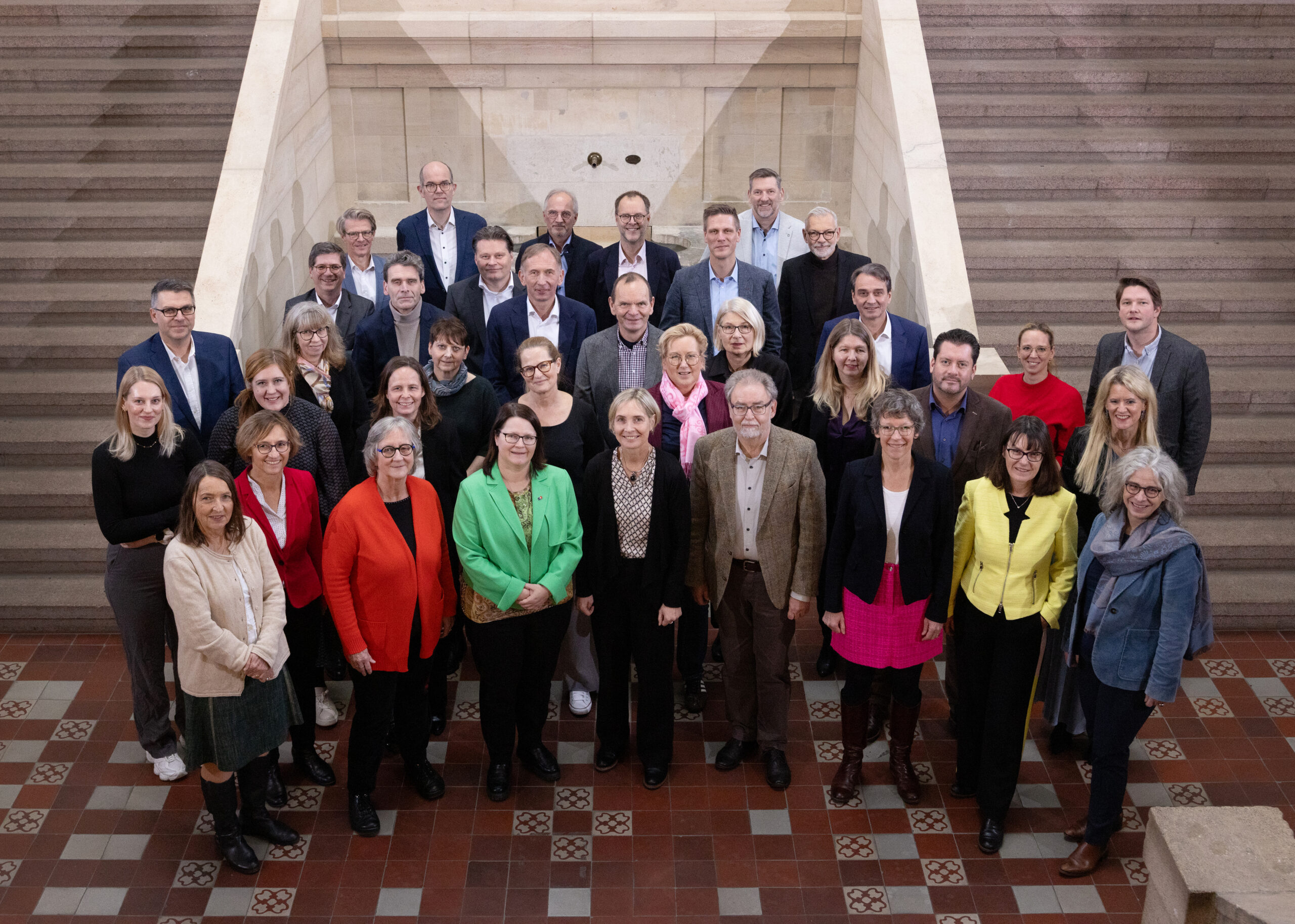 Mitglieder der Kanzlerkonferenz sowie der Landesrektorenkonferenz stellen sich zum Gemeinschaftsfoto auf. Insgesamt sind 36 Personen zu sehen.