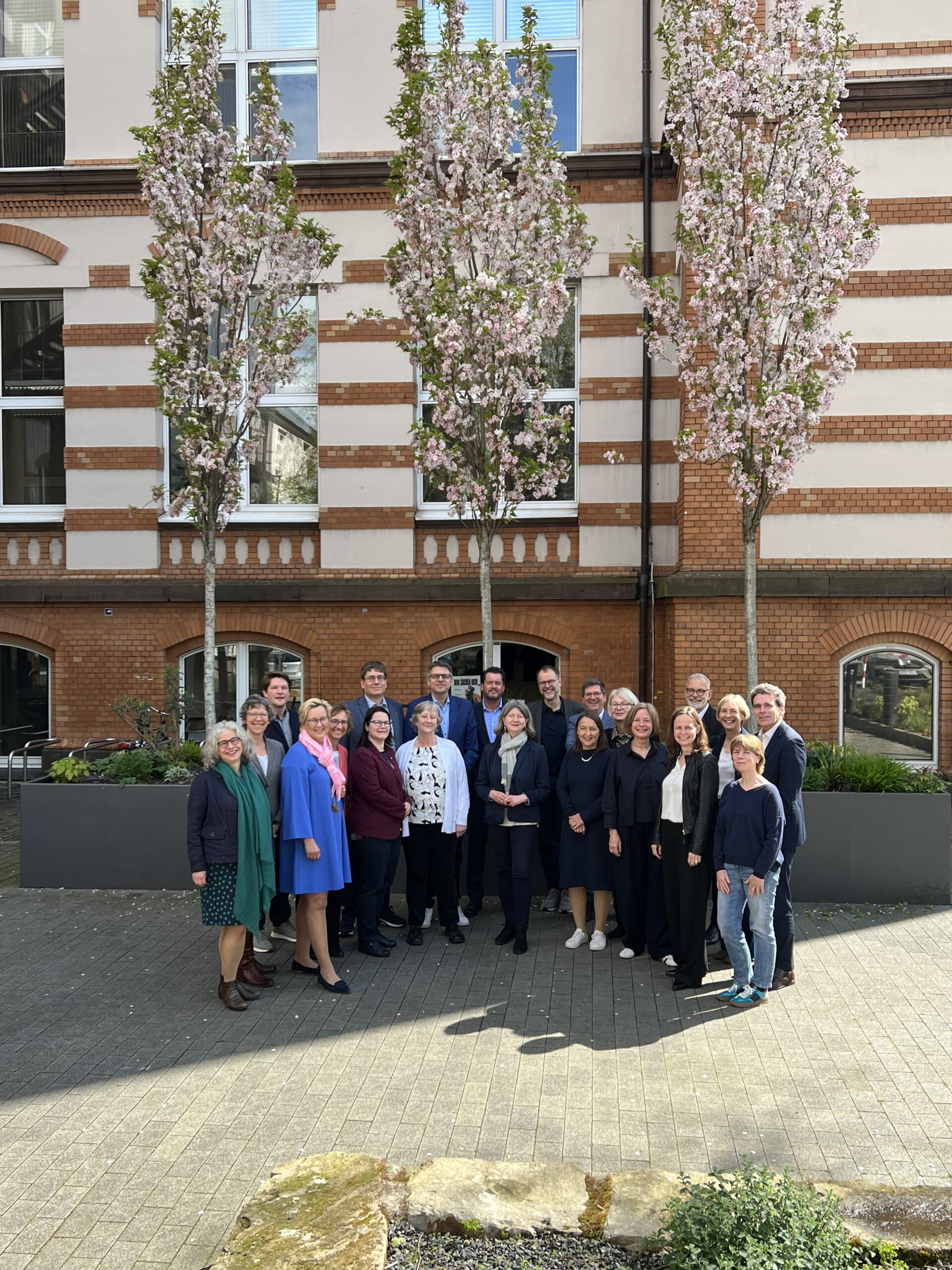 21 Rektorinnen und Rektoren beziehungsweise Präsidentinnen und Präsidenten der Hochschulen für Angewandte Wissenschaften (HAW) in NRW sowie ihre Vertretungen.
