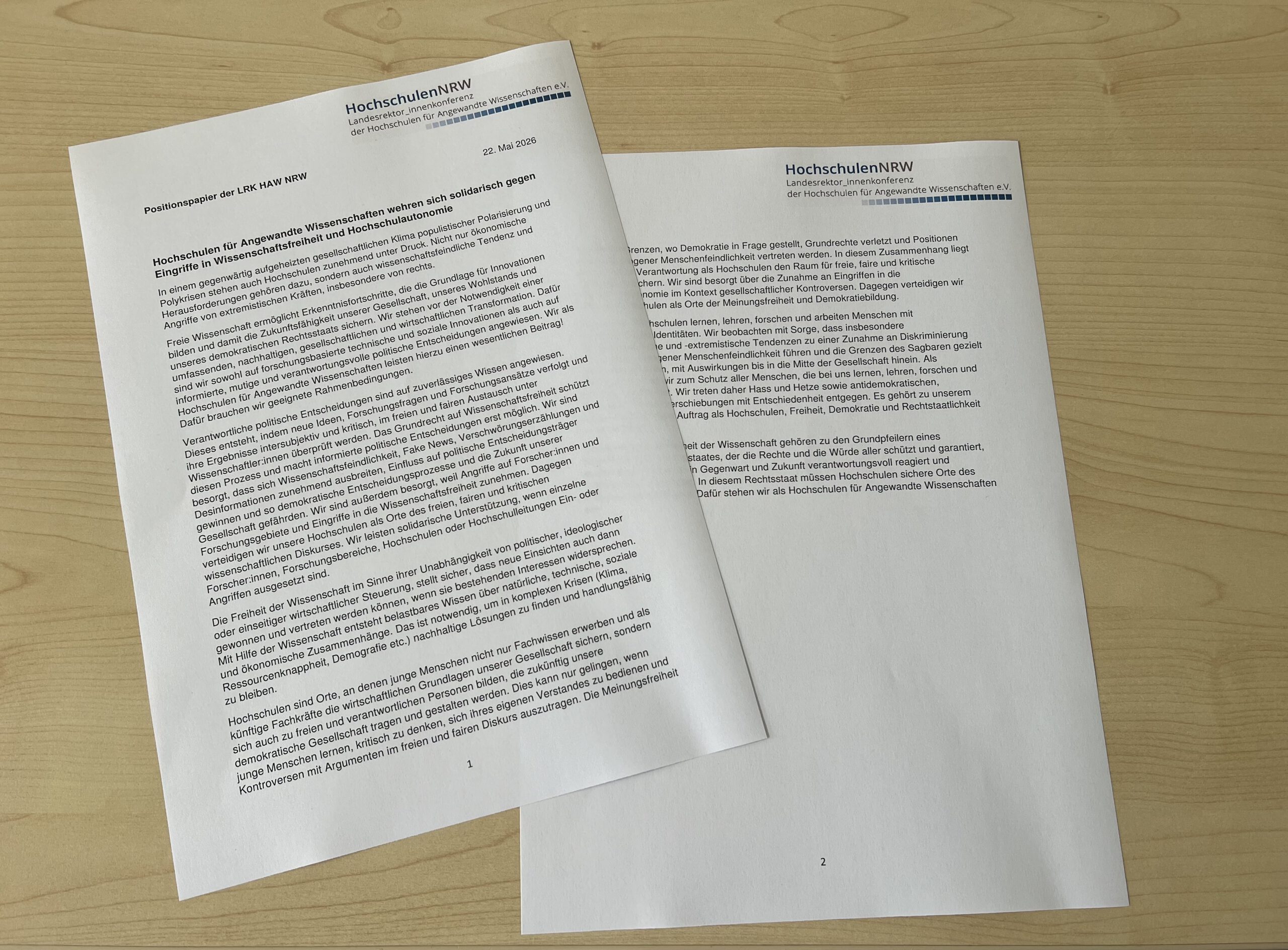 Das Positionspapier der LRK der HAW in NRW liegt ausgedruckt auf einem Tisch. Foto: Hochschulen NRW/Krüger
