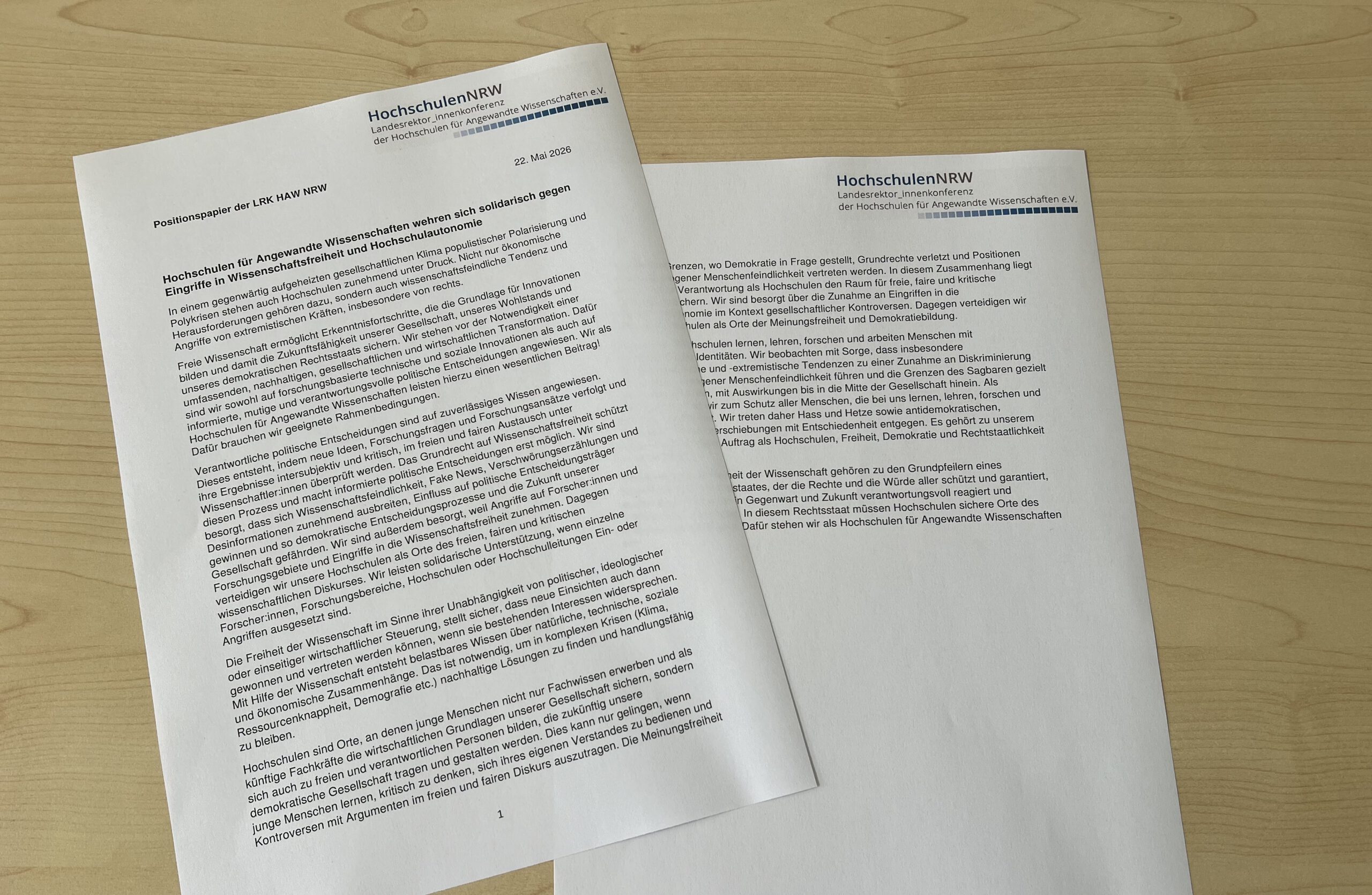Das Positionspapier der LRK der HAW in NRW liegt als Ausdruck auf einem Holztisch. Foto: Hochschulen NRW/Krüger
