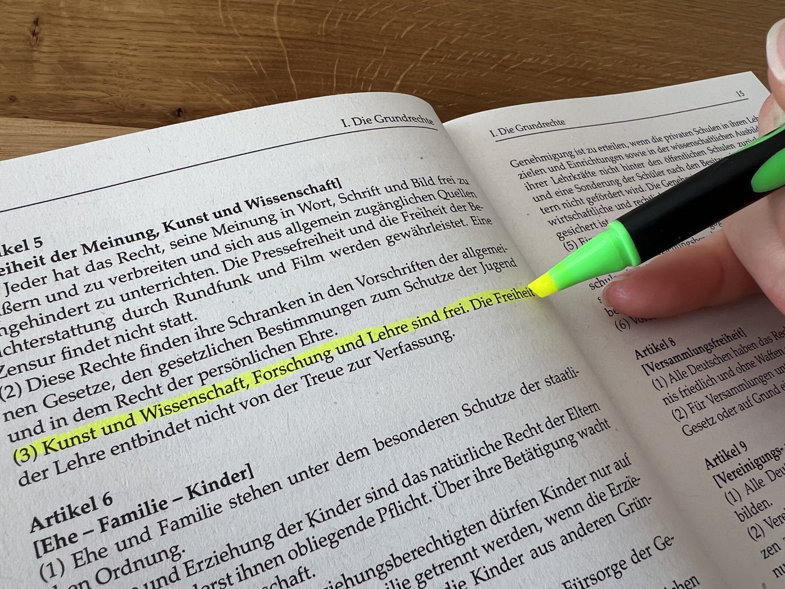 Auf dem Bild sieht man, wie die erste Zeile des Artikels 5 Absatz 3 gelb markiert wurde. Die Hand mit dem Stift setzt am Ende der Zeile ab und ist wohl im Begriff die zweite Zeile zu markieren. Bereits gelb markiert sind die Worte "Kunst und Wissenschaft, Forschung und Lehre sind frei. Die Freiheit". Foto: Hochschulen NRW/Krüger