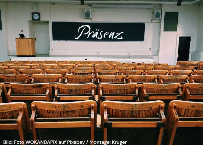 Präsenz-Veranstaltung Man sieht einen leeren Hörsaal und auf der Tafel steht das Wort "Präsenz". Es symbolisiert eine Präsenz-Veranstaltung.