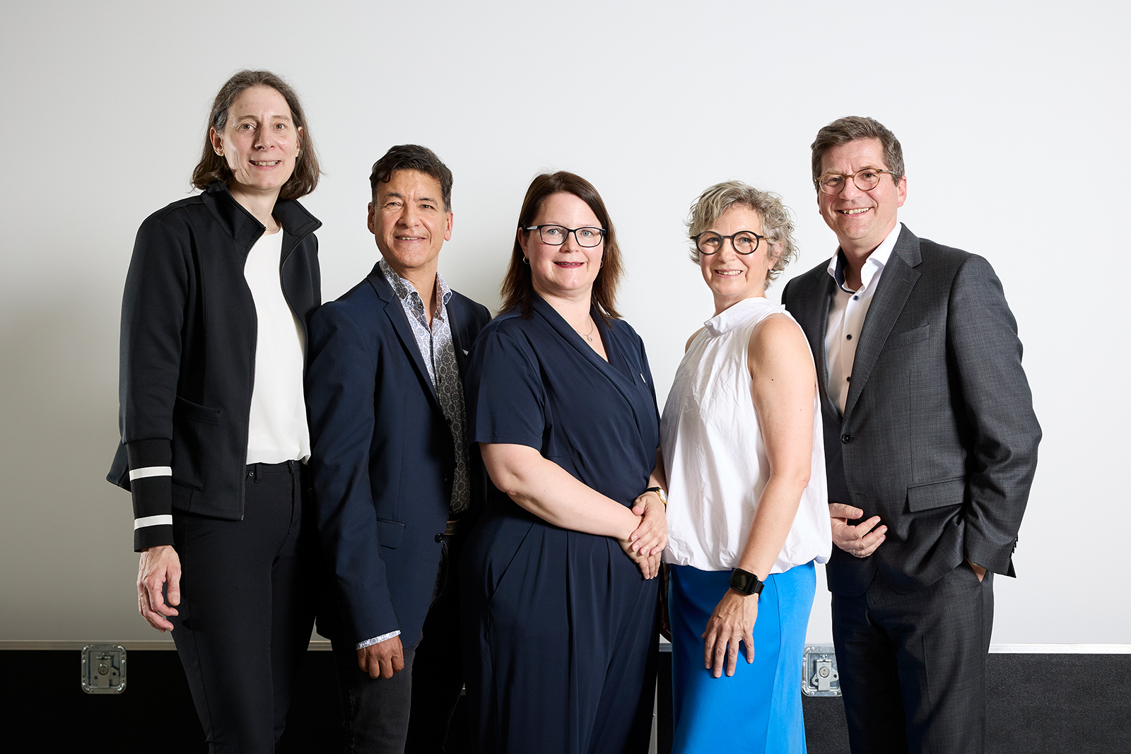 Auf dem Bild stehen fünf Personen nebeneinander. Von links nach rechts sind das: Dr. Carolin Schuchert, Prof. Dr. Anant Patel, Prof. Dr. Kira Kastell, Prof. Dr. Eike Quilling und Prof. Dr. Thomas Ritz. Foto: Heike Fischer, Köln