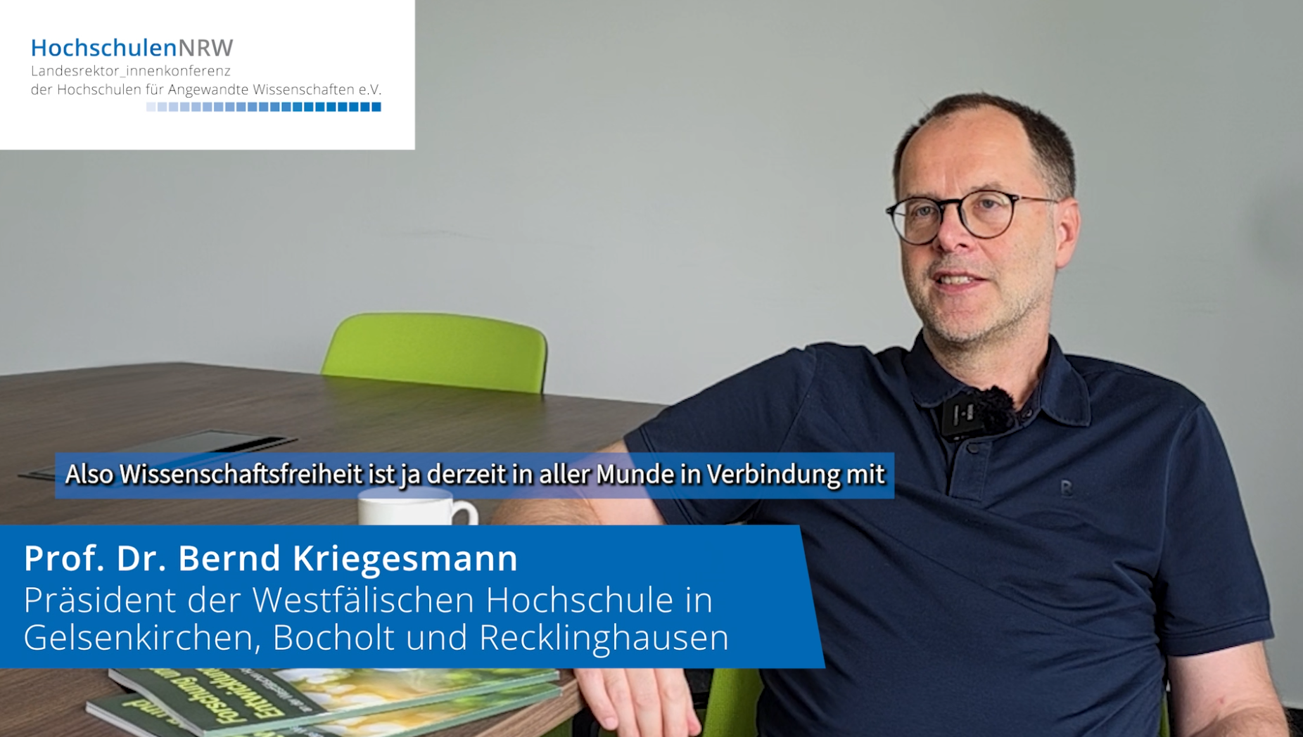 Der Präsident der Westfälischen Hochschule, Prof. Dr. Bernd Kriegesmann, sitzt am Tisch. Auf dem Tisch steht eine weiße Tasse und liegen zwei Hefte zum Thema "Forschung und Entwicklung".